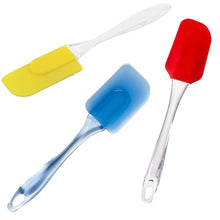 Spatula and pastry brush set for cake preparation.